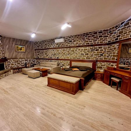 Семеен Хотел Чардаците Lovech Exterior photo