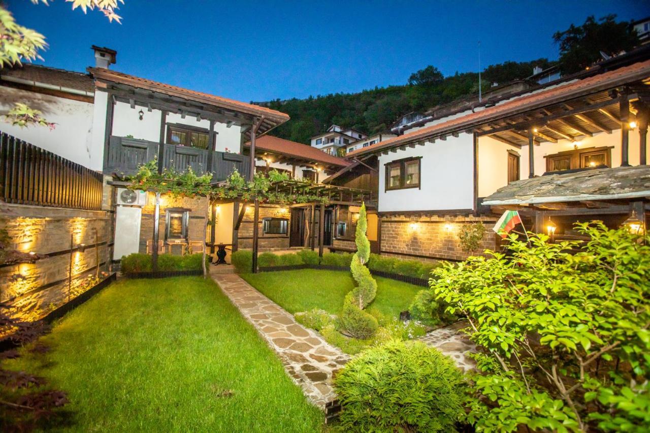 Семеен Хотел Чардаците Lovech Exterior photo