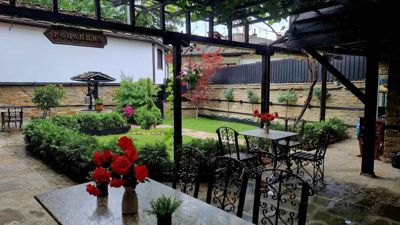 Семеен Хотел Чардаците Lovech Exterior photo