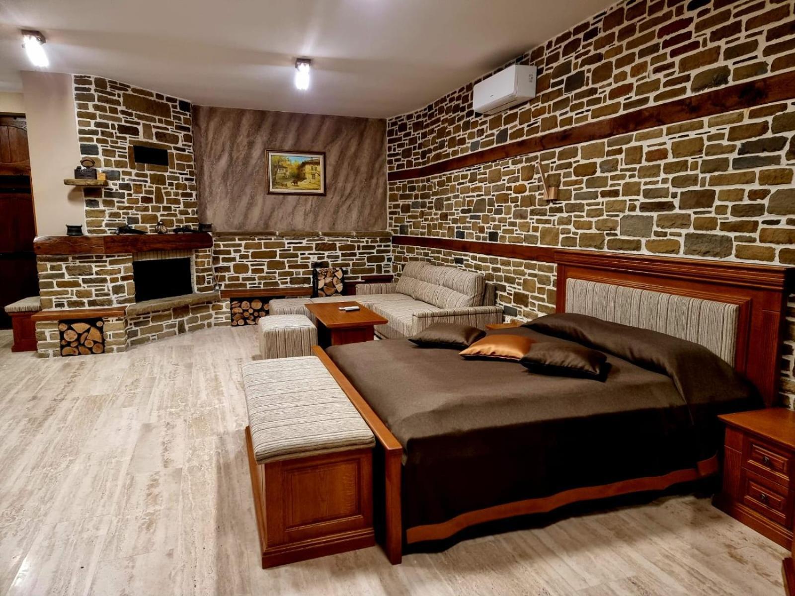 Семеен Хотел Чардаците Lovech Exterior photo