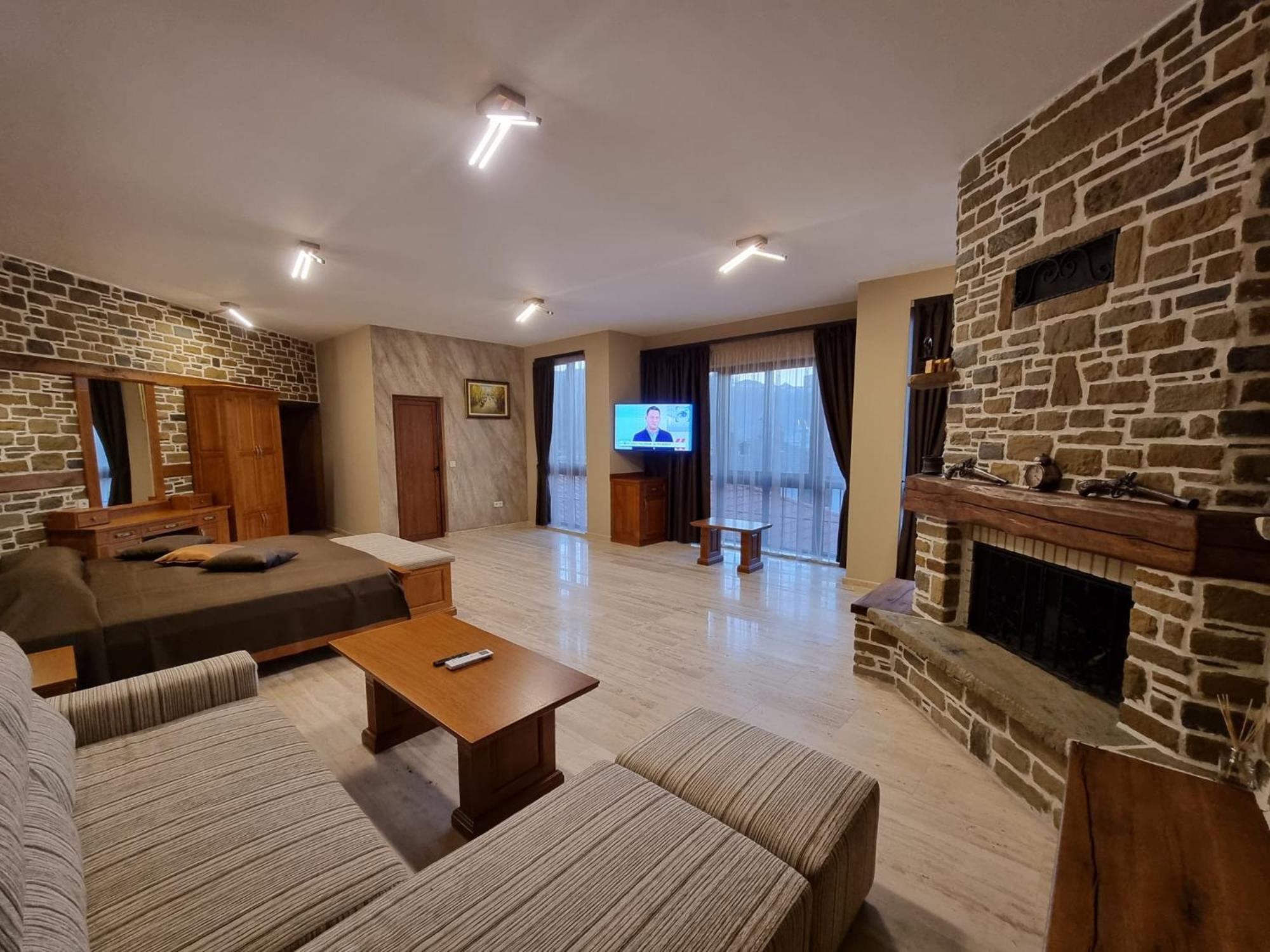 Семеен Хотел Чардаците Lovech Exterior photo