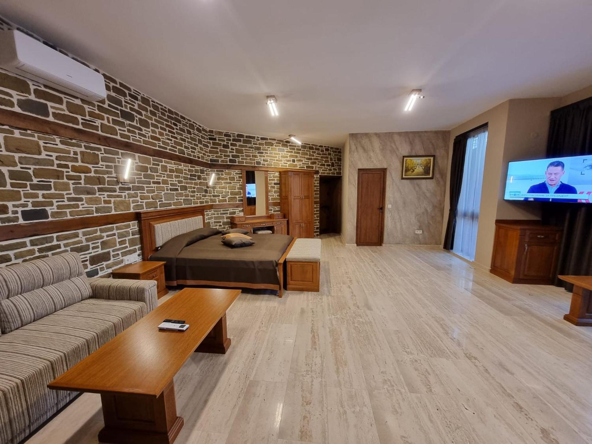 Семеен Хотел Чардаците Lovech Exterior photo